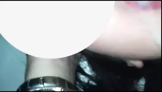 Le ho riempito la bocca e lei ci gioca