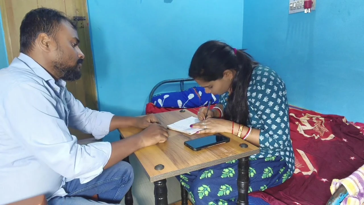 सेक्सी भारतीय लड़की के स्तन चूसने वाले स्तन उसके प्रेमी के साथ प्रेस करते हैं