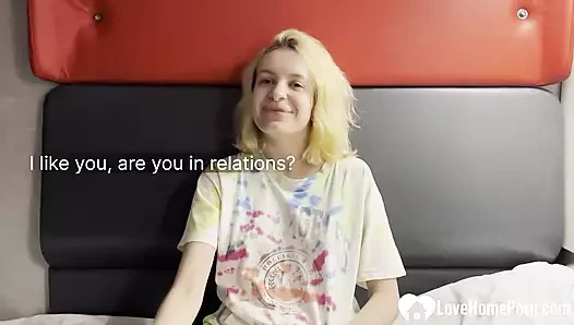 Sarışın üvey kız kardeş beni onu sikmeye davet etti