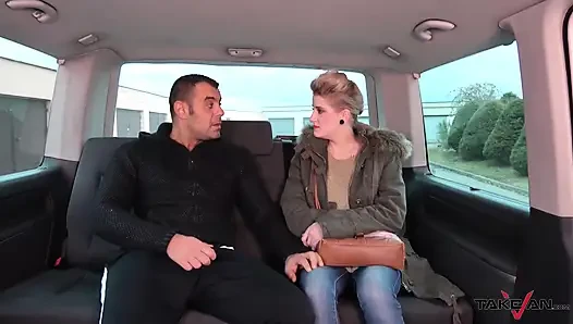 Punk rock çılgını kızın binişe ihtiyacı var ve sekse bayılıyor