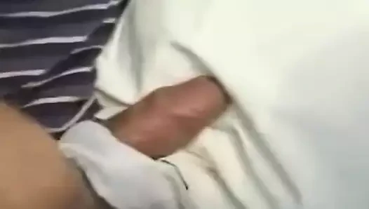 La soba y se corre en su culo