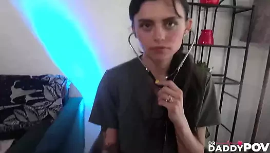 Esmer hemşire Angel Windell hastanın amını sikmesine izin veriyor