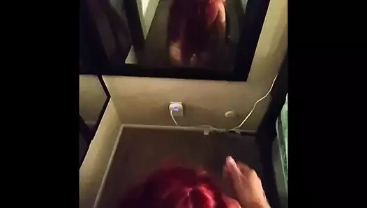 Kızıl saçlı tinder sürtüğün yüzüne boşalıyor ve yutuyor