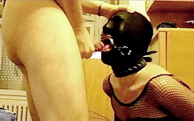 Gimp Gimp в наручниках, с капюшоном и кляпом во рту, безжалостно в глотку Господин