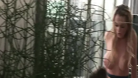 Büyük memeli ve götlü sarışın orta yaşlı seksi kadın otelde sert seksin tadını çıkarıyor