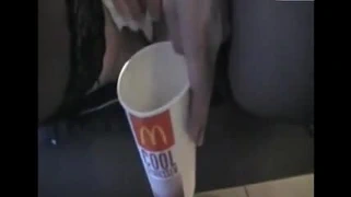 Drecksau sauft eigene Pisse bei McDonalds!