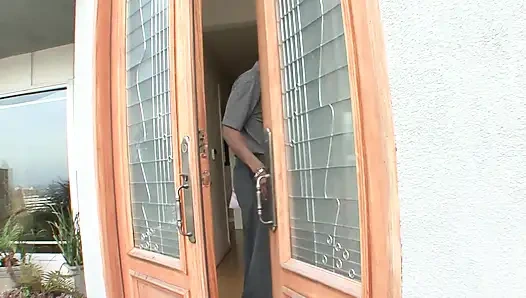 Azgın zenci genç kız büyük zenci yarağı tarafından sikiliyor