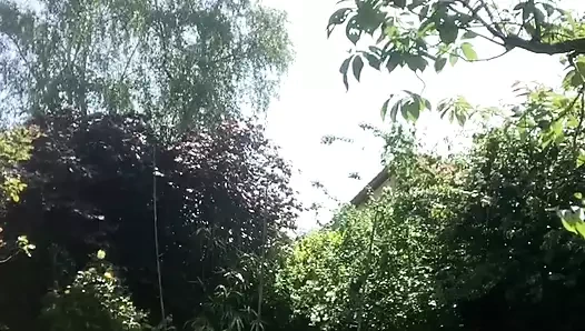 Çimleri biçmek için ekici kıyafeti içinde