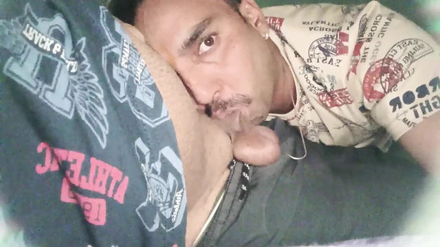 Hintli adam eğleniyor