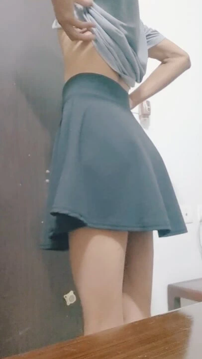 Kadın kılıklı kadın yarağını okşuyor