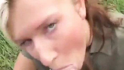 Parkta dağınık oral seks