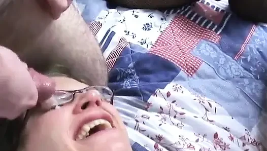 Seksi amatör kızlar iki orta yaşlı adamla sikişiyor