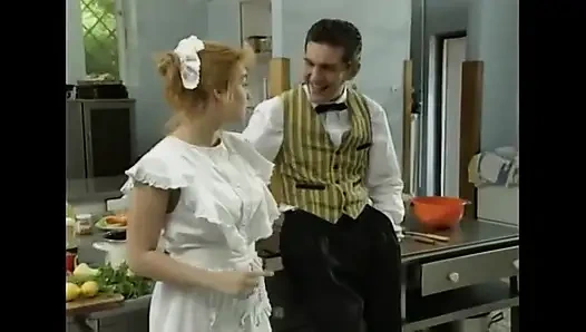 Güzel Göğüslü Sevimli Ev Işçisi Uşak Tarafından Baştan Çıkarılmış