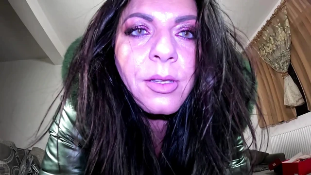 Parlak ceketli büyük memeli orta yaşlı seksi kadın - fermuar dekoltesi ve ceket tacizi