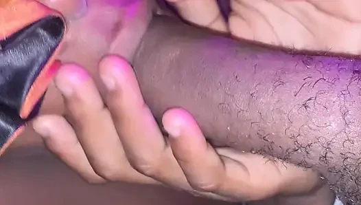 Seksi ateşli Afrikalı azgın genç kız emiyor, sulu amcığı sert yarağa sürtüyor ve bakış açısıyla sikişiyor