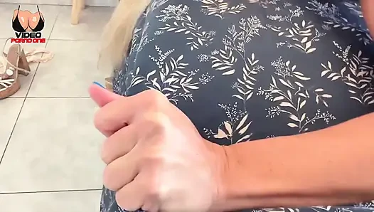 Büyük Bir Poposu Olan Sarışın Bir MILF Spermimi Yutarken Daha Fazlasını Ister!