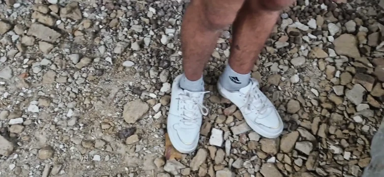 Terk edilmiş bir fabrikada genç bir sikici babasıyla tanıştı ve gelene kadar deliklerini sert sikti