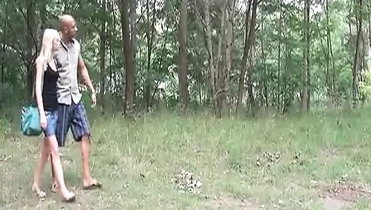 Sıska sarışın Alman bebek açık havada büyük zenci biniyor