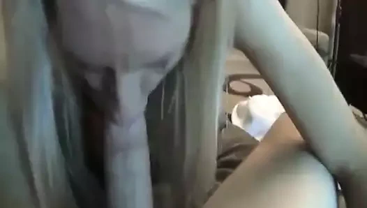 sarışın ev hanımı üzerinde ona tatil oral seks