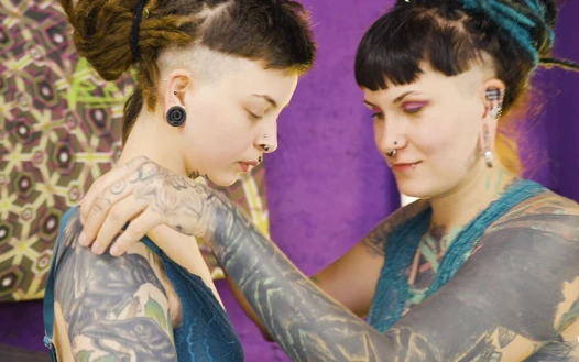 Dreadlocks dövmeli Cynthia leo'nun amını ve götünü yiyor - sihirli değnek, derin anal oyuncak