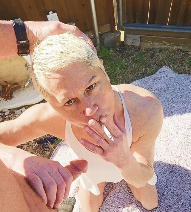 Nikki suxxx sigara içiyor