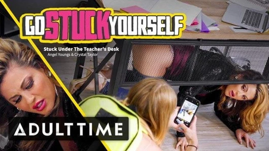 Bebek yakalandı ona milf öğretmen sıkışmış altında the masa