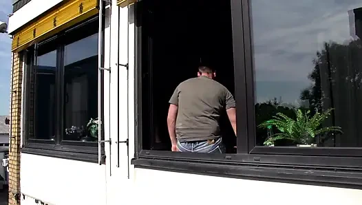 Seksi büyük memeli orta yaşlı seksi kadın amından sikiliyor ve büyük göğüslerine sağıyor