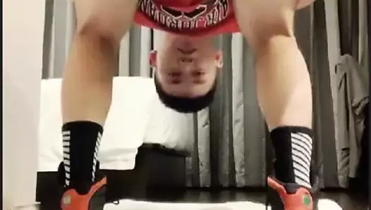 Sportif Asyalı adam bacakları yayıyor ve oyuncakla kıçını çakıyor