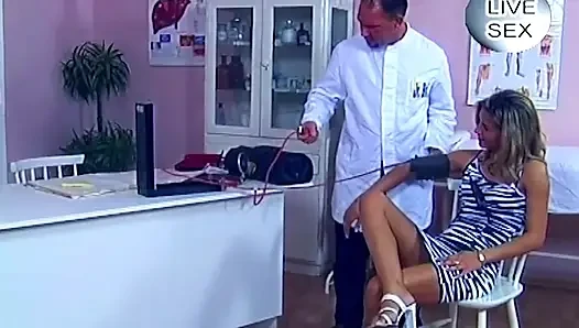 Sarışın hasta sert zeminden sikişmeden önce doktor yarağını emiyor