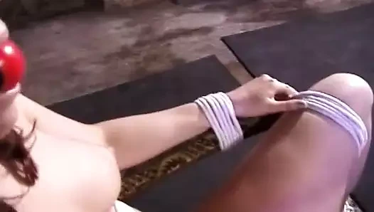 Tombul orta yaşlı seksi kadın amına tokat atıyor ve ovuyor