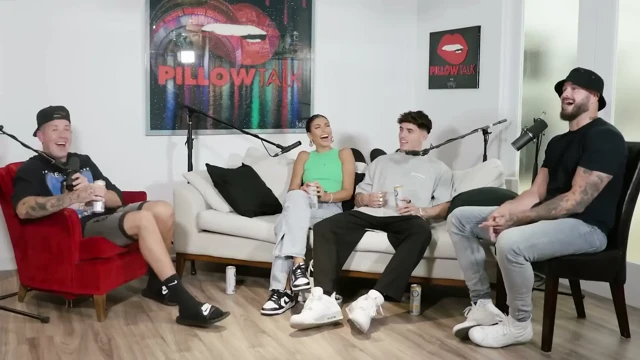 Cam Holmes on, ben Emily Faye Miller ile birlikte