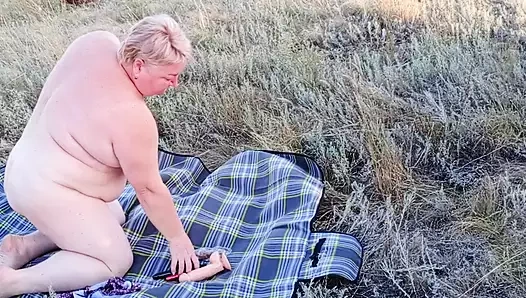 Şişman genç erkek avcısı halka açık bir yerde yakın çekimde mastürbasyon yapıyor