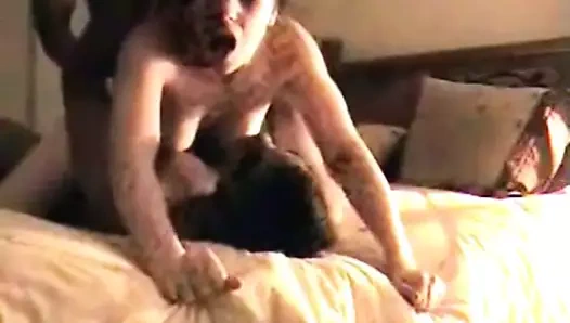 Beyaz kadın iki siyah adam tarafından dped alır