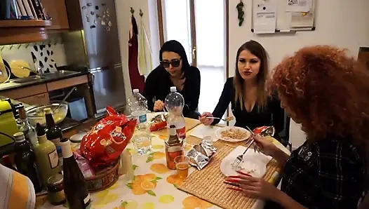 Öğle Yemeği aşağılama Itaatkar Köle Yerde Yalıyor