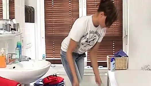 Sevimli Alman bebek yatak odasında yarağa biniyor