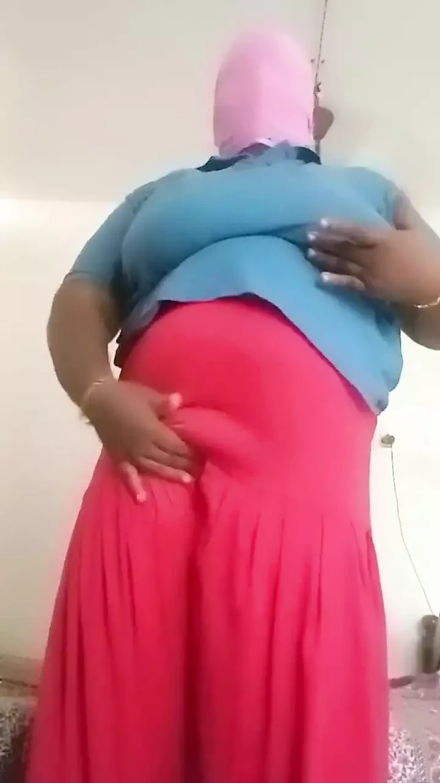 Тамильская домохозяйка в спальне трахает себя пальцами