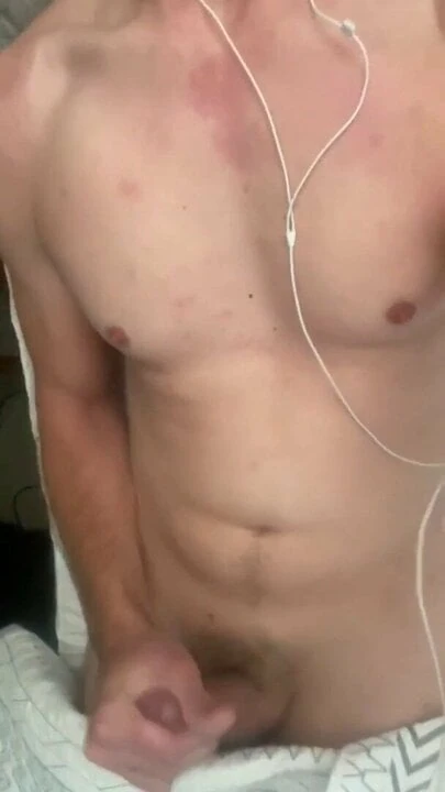 Подрочивающий камшот после того, как кончил