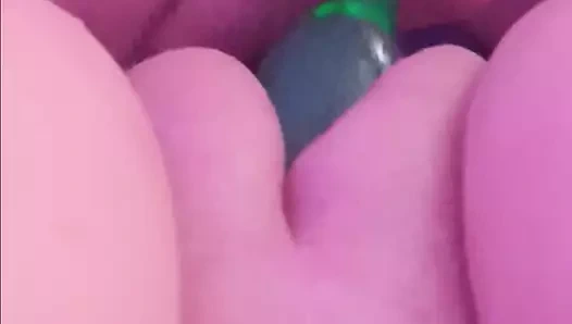 Erkek arkadaşım amcığımla küçük yeşil canavarla oynuyor ta ki ben amıma gelene kadar.