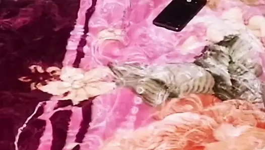 Arap çift yüksek sesle inleyerek orgazm oluyor