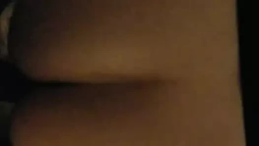 Üvey babanın büyük beyaz götü büyük zenci yarağını alıyor