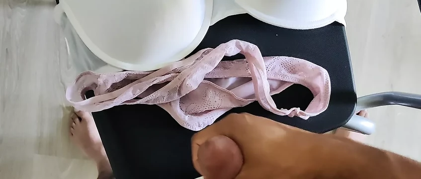 Сперма на красивом изношенном нижнем белье, заказанная по интернету