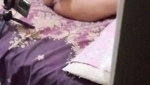 Üvey kız kardeşim kendini erkeklere hayal ediyor ve bahşiş istiyor ve ben onun üstüne gidiyorum