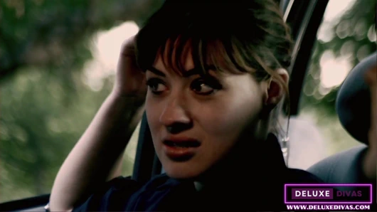 Deluxedivas - lily cade polis yaramaz lezbiyen Jenna Sativa ile sikişiyor