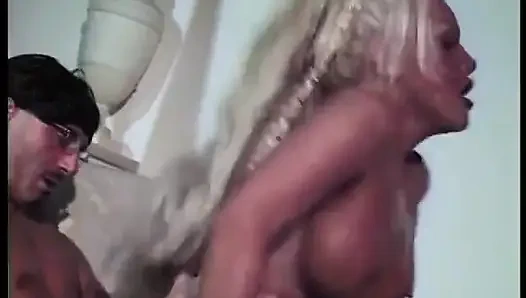 Güzel yuvarlak göğüslü bu ateşli sarışın transeksüel için büyük boşalma