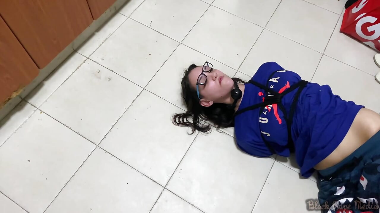 Miriam bağlı, gıdıklıyor ve emiyor