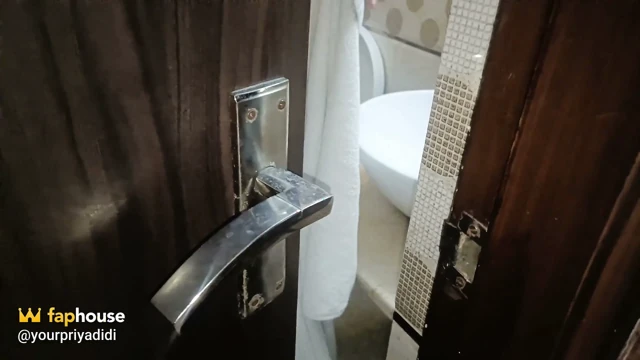Üvey kız kardeşimi banyo yaparken ve filme alırken yakaladım, sonra yarağımı alıp beni siktirdi, Hintçe ses
