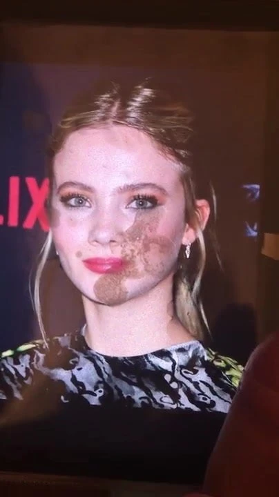 Freya Allan'a boşalıyor