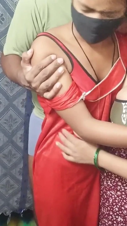 Падающий с челюсти момент из видео "индийская дези Jeeja Sali и жена в тройничке. Видео индийского тройничка."