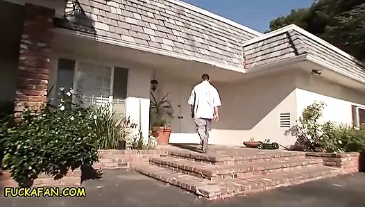 Bir hayranı sik - Malibu'lu Johnny itaatkar genç dahlia'nın yüzünü sikiyor