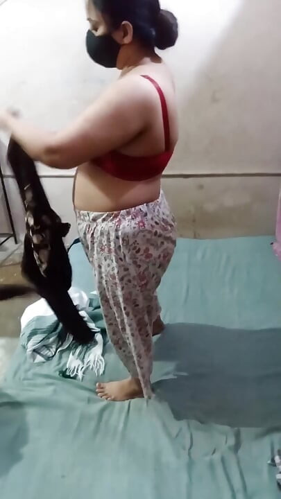 Seksi olgun kıyafetlerini değiştiriyor